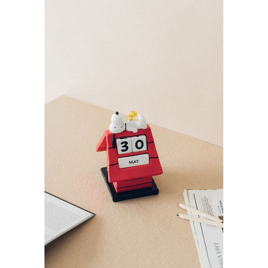 Calendario perpetuo 3D de Snoopy sobre su caseta roja - 3