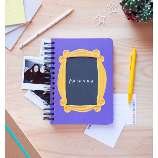 Cuaderno A5 Friends morado con marco amarillo y cierre elástico - 4