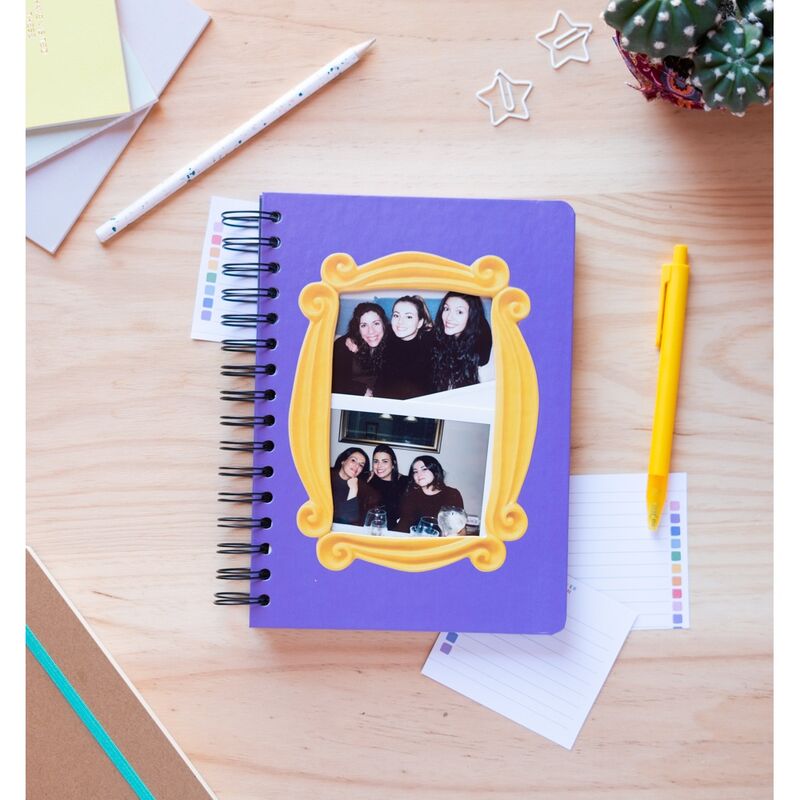 Cuaderno A5 Friends morado con marco amarillo y cierre elástico - 5