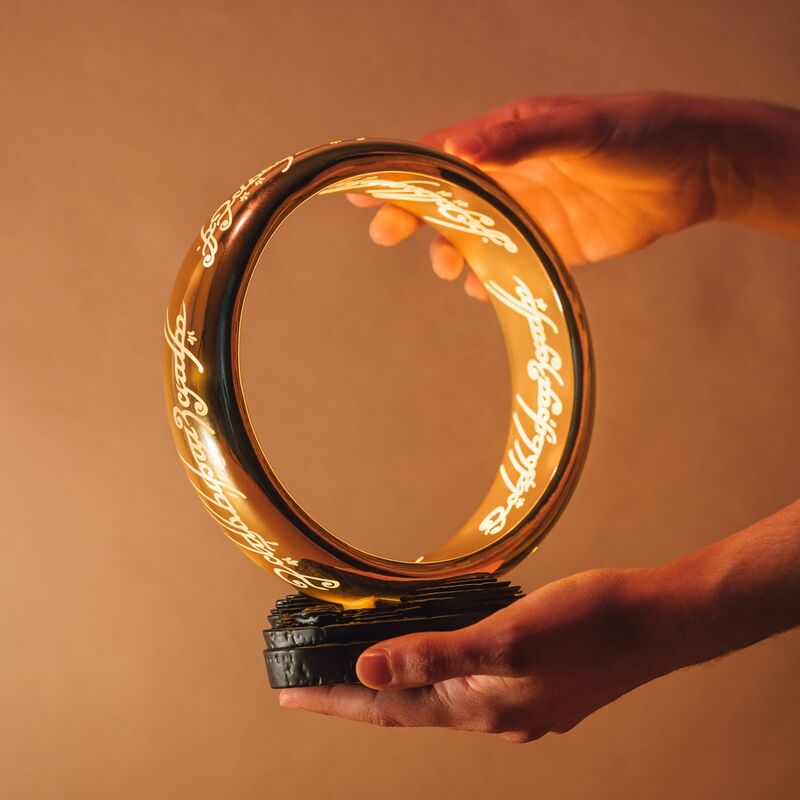 Lámpara One Ring dorada de El Señor de los Anillos sobre base oscura - 5