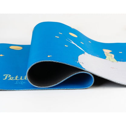 Alfombrilla gaming azul de El Principito con estrellas y personaje sobre un planeta - 5