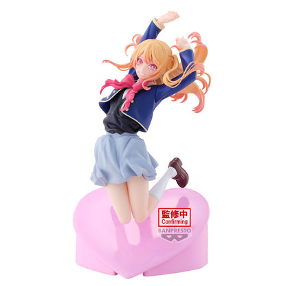 Figura de Ruby de Oshi no Ko con uniforme azul sobre base de corazón rosa
