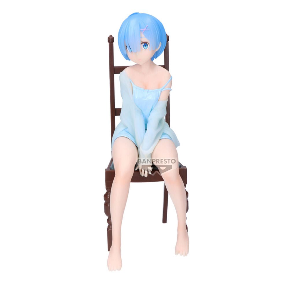 Figura de Rem de Re:Zero sentada en una silla