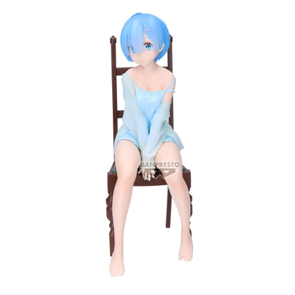 Figura de Rem de Re:Zero sentada en una silla