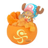 Figura de Chopper de One Piece sobre una calabaza naranja