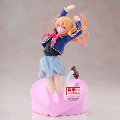 Figura de Ruby de Oshi no Ko con uniforme azul sobre base de corazón rosa - 2