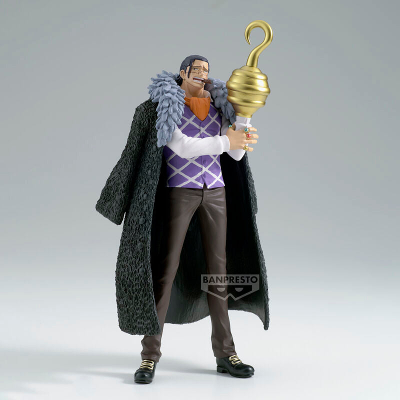 Figura de Crocodile de One Piece con garfio dorado