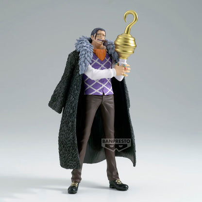 Figura de Crocodile de One Piece con garfio dorado