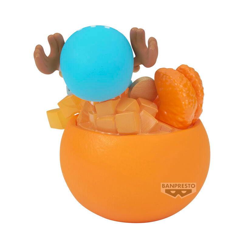 Figura de Chopper de One Piece sobre una calabaza naranja - 4