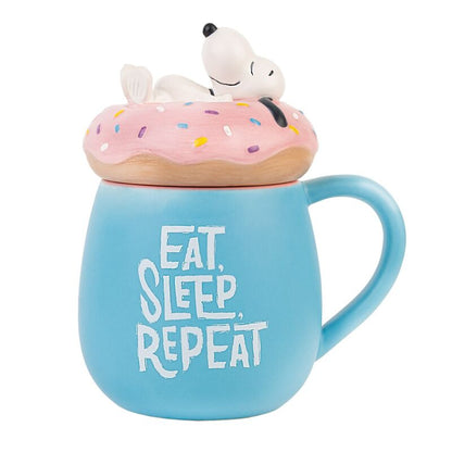 Taza azul 3D de Snoopy con tapa de donut rosa y mensaje Eat Sleep Repeat