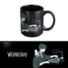 Taza negra de Wednesday con ilustración de Miércoles Addams