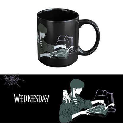 Taza negra de Wednesday con ilustración de Miércoles Addams