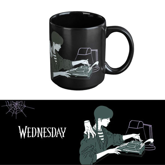 Taza negra de Wednesday con ilustración de Miércoles Addams