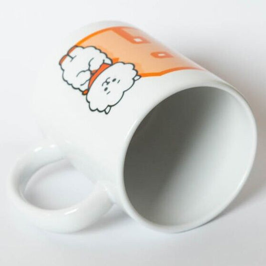 Taza blanca de cerámica RJ BT21 con detalles naranjas - 3