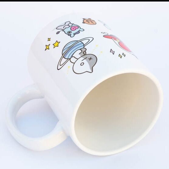 Taza blanca de cerámica BT21 con personajes y motivos espaciales - 3