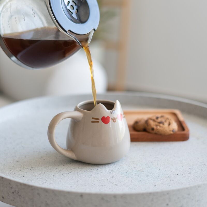 Taza 3D Pusheen color crema con corazones rojos - 4