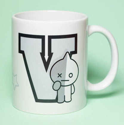 Taza blanca de cerámica Van BT21 con letra V - 4