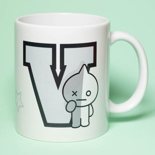 Taza blanca de cerámica Van BT21 con letra V - 4