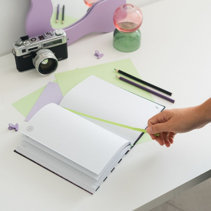 Cuaderno A5 Beetlejuice ERIK de tapa dura con diseño blanco y negro - 5