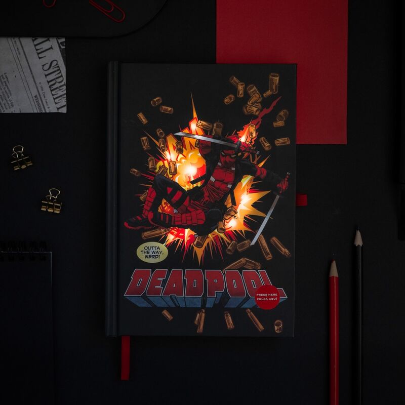 Cuaderno A5 Deadpool Marvel con portada iluminada por luz LED - 5