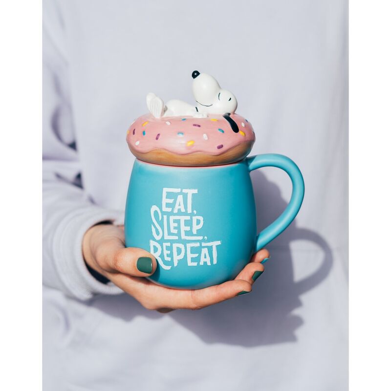 Taza azul 3D de Snoopy con tapa de donut rosa y mensaje Eat Sleep Repeat - 4