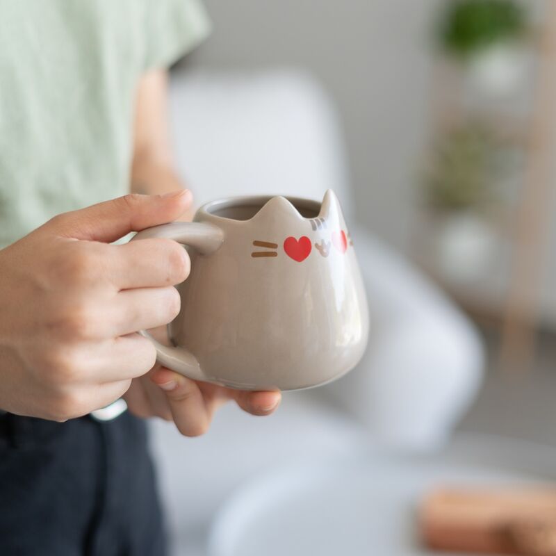 Taza 3D Pusheen color crema con corazones rojos - 5