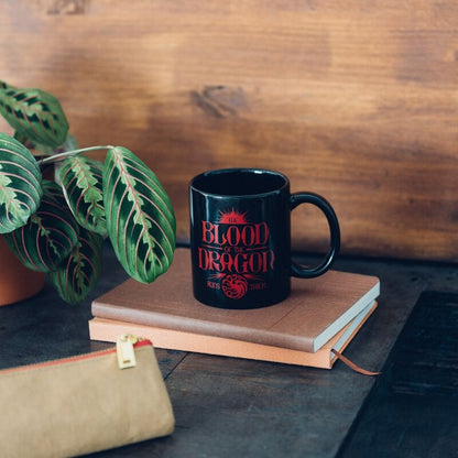 Taza negra de cerámica de La Casa del Dragón con estampado rojo - 5