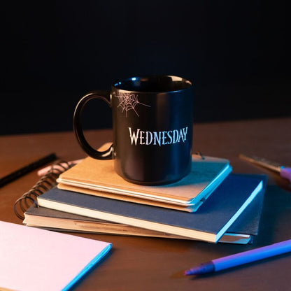 Taza negra de Wednesday con ilustración de Miércoles Addams - 5