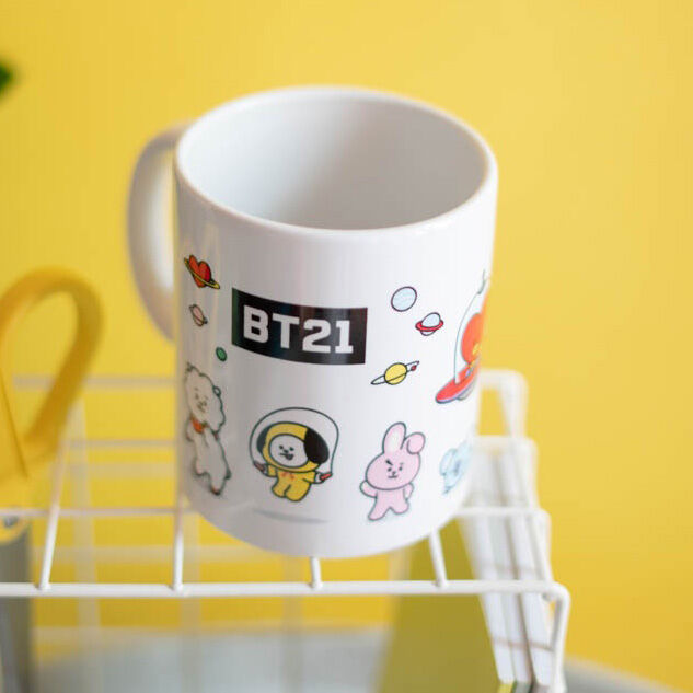 Taza blanca de cerámica BT21 con personajes y motivos espaciales - 5
