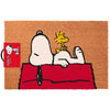 Felpudo ERIK de Snoopy y Woodstock sobre una caseta roja