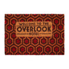 Felpudo del Overlook Hotel de El Resplandor con diseño geométrico rojo y marrón