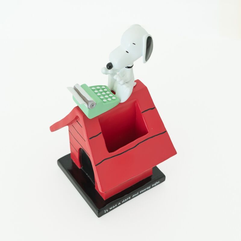 Portalápices de resina Snoopy con forma de caseta roja - 3