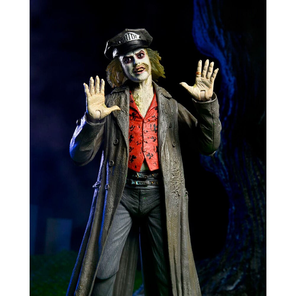 Figura NECA Ultimate de Beetlejuice Tour Guide con abrigo oscuro y camisa roja
