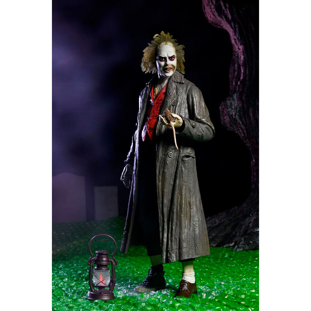 Figura NECA Ultimate de Beetlejuice Tour Guide con abrigo oscuro y camisa roja - 3