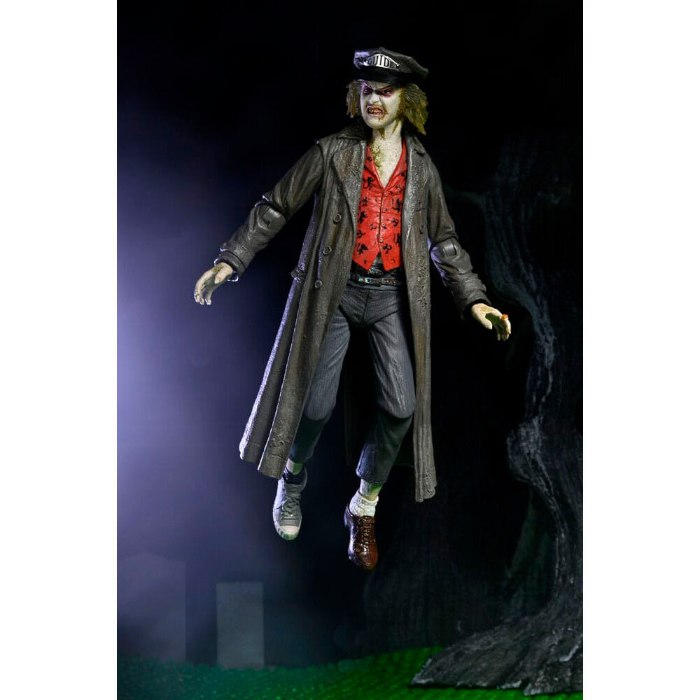 Figura NECA Ultimate de Beetlejuice Tour Guide con abrigo oscuro y camisa roja - 6