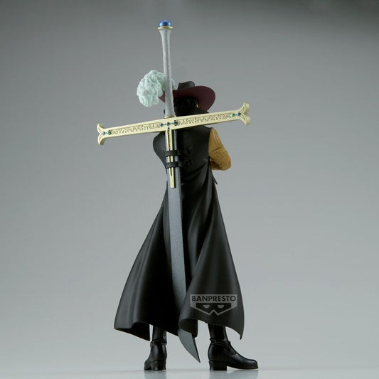 Figura de Dracule de One Piece con espada, capa y sombrero - 5