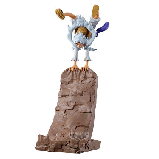 Figura de Monkey D. Luffy Gear 5 de One Piece sobre una base rocosa