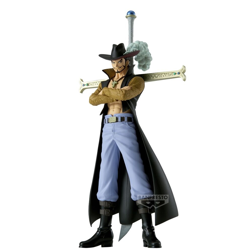 Figura de Dracule de One Piece con espada, capa y sombrero