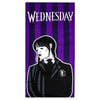 Toalla Wednesday de microfibra morada y negra con personaje