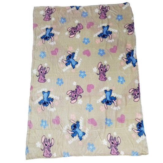 Manta coralina Disney de Stitch y Angel con flores y corazones - 2