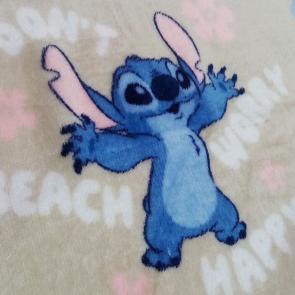 Manta coralina Disney de Stitch y Angel con flores y corazones - 3