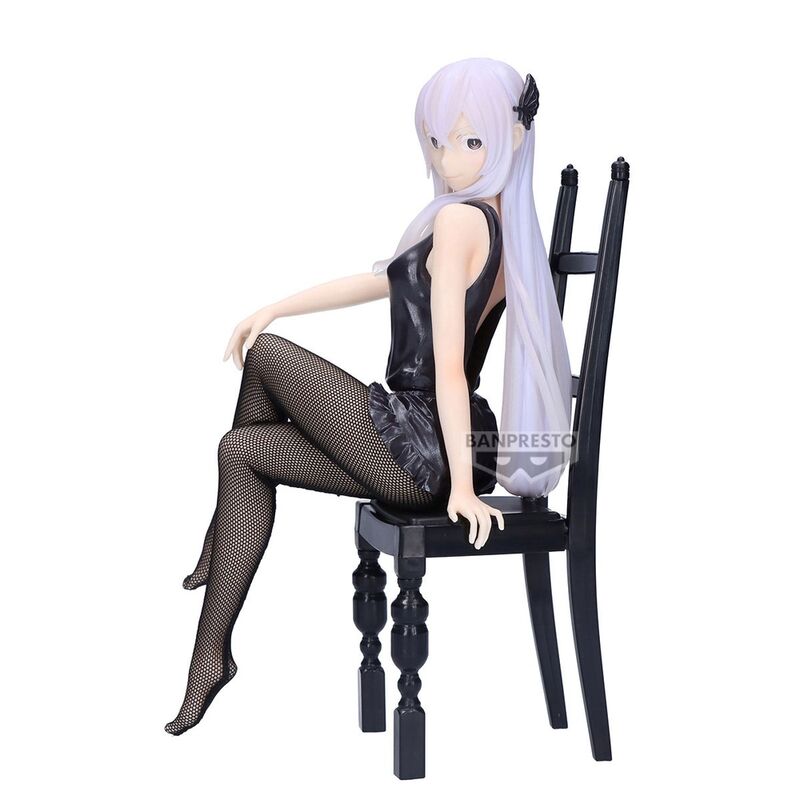 Figura de Echidna de Re:Zero sentada en una silla