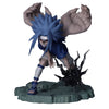 Figura de Sasuke de Naruto Shippuden en pose de combate sobre una base rocosa