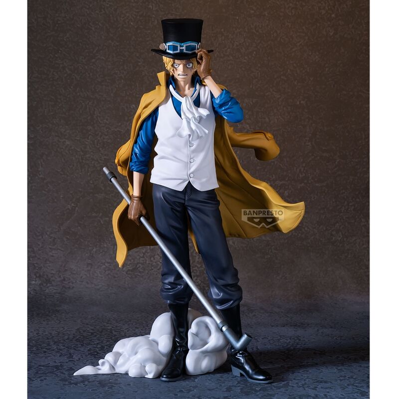 Figura de Sabo de One Piece con sombrero, abrigo y bastón sobre una base de nubes - 2