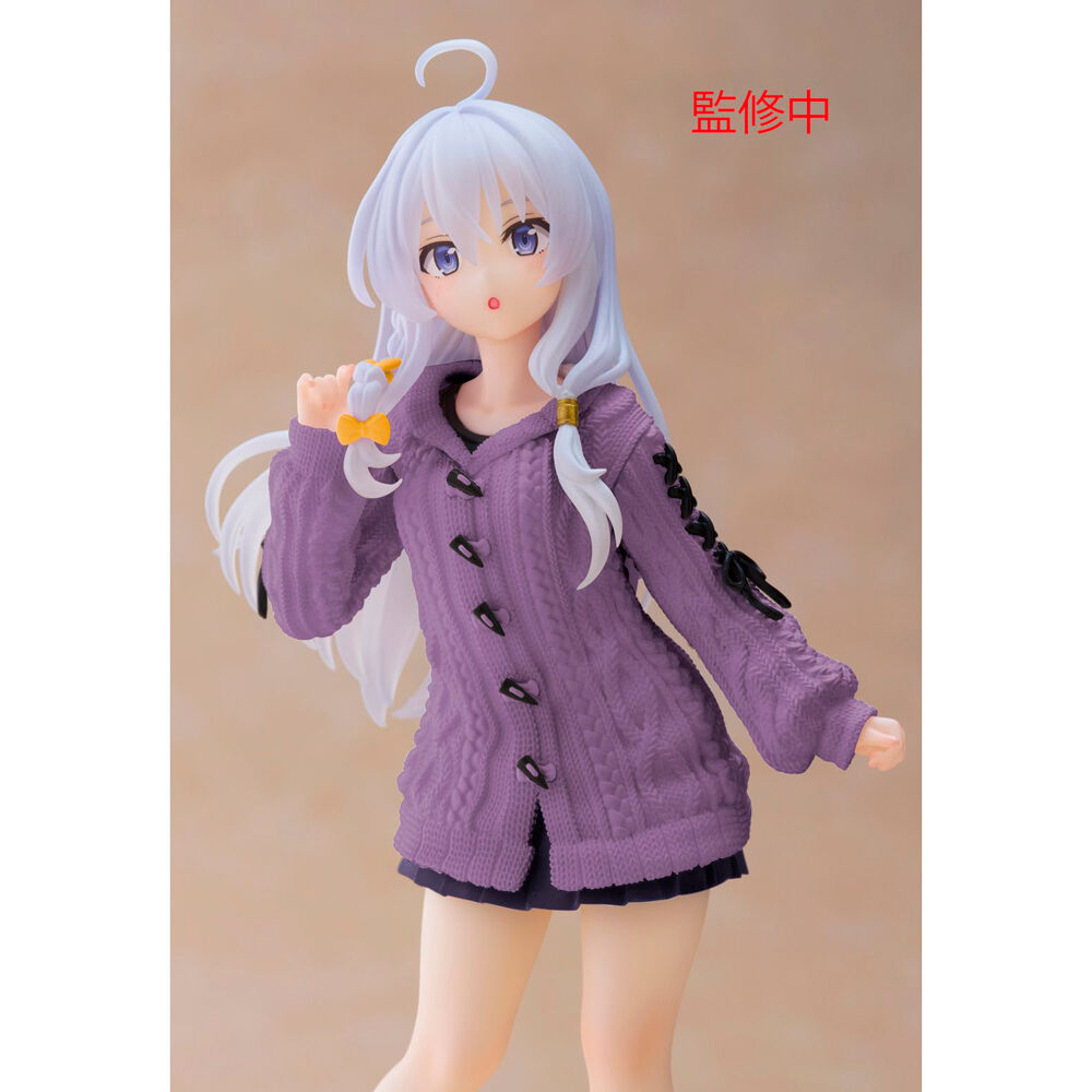 Figura de Elaina con vestido de punto morado y botas negras sobre base transparente - 4