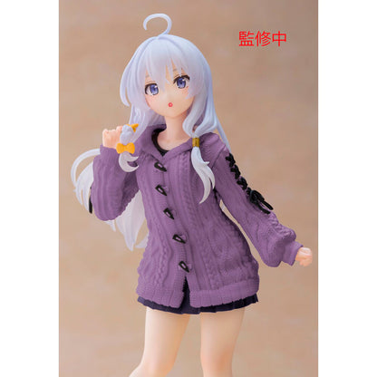 Figura de Elaina con vestido de punto morado y botas negras sobre base transparente - 4