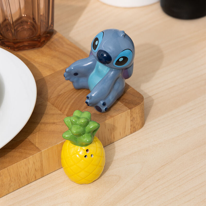 Set de salero y pimentero de cerámica con Stitch y una piña - 2