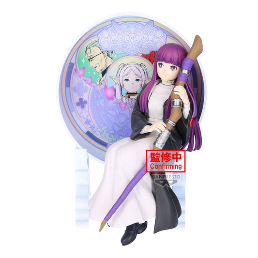 Figura de Fern de Frieren: Beyond Journey’s End con bastón y fondo ornamental