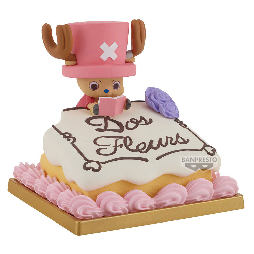 Figura de Tony Tony Chopper de One Piece leyendo sobre una base decorada