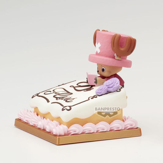 Figura de Tony Tony Chopper de One Piece leyendo sobre una base decorada - 2